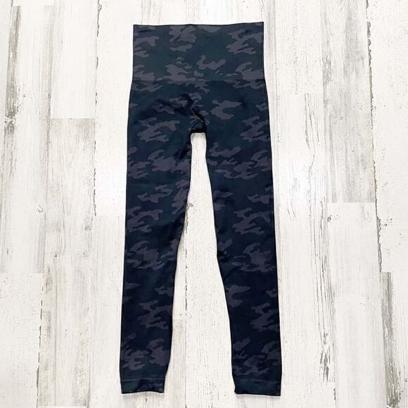 Spanx Look at Me Now Seamless Cropped Leggings Black Camo Size M - Picture 2 of 4